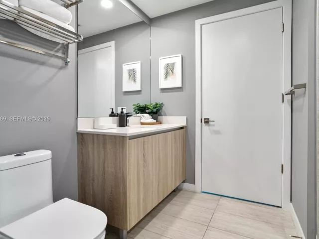 1-bedroom condo for sale in Miami - 3900 Biscayne Blvd N-819 - MondialRealty