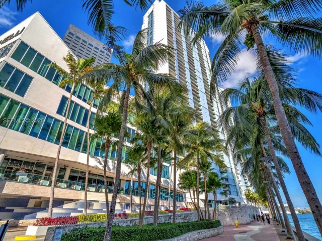 1-bedroom condo for sale in Miami - 325 S Biscayne Blvd LPH 17 - MondialRealty