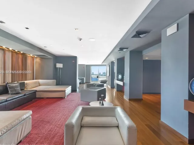 1-bedroom condo for sale in Miami - 325 S Biscayne Blvd LPH 17 - MondialRealty