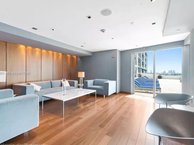 1-bedroom condo for sale in Miami - 325 S Biscayne Blvd LPH 17 - MondialRealty