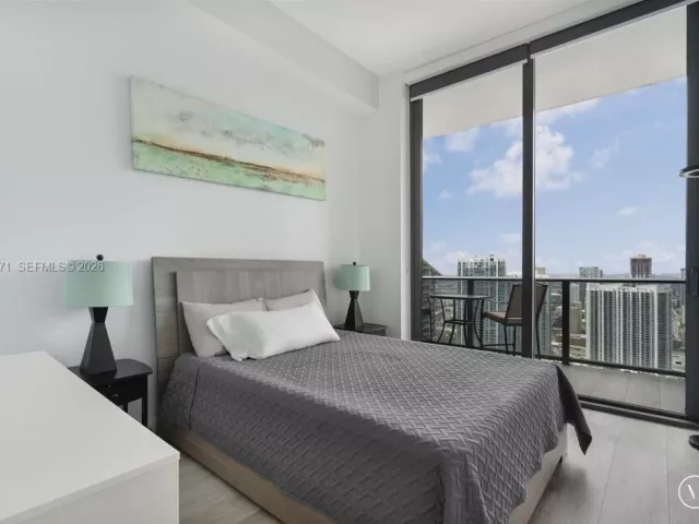 3-bedroom condo for rent in Miami - 45 SW 9th St LPH-4609 - MondialRealty