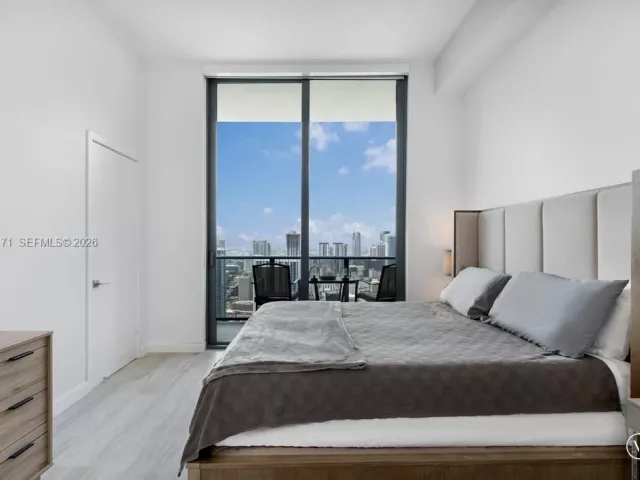 3-bedroom condo for rent in Miami - 45 SW 9th St LPH-4609 - MondialRealty