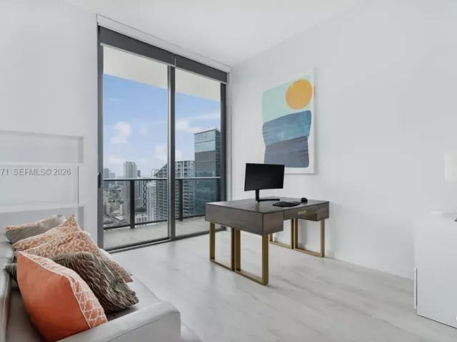 3-bedroom condo for rent in Miami - 45 SW 9th St LPH-4609 - MondialRealty