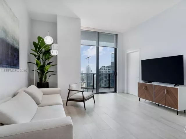 3-bedroom condo for rent in Miami - 45 SW 9th St LPH-4609 - MondialRealty