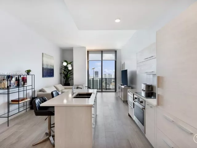 3-bedroom condo for rent in Miami - 45 SW 9th St LPH-4609 - MondialRealty