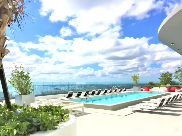 3-bedroom condo for rent in Miami - 45 SW 9th St LPH-4609 - MondialRealty