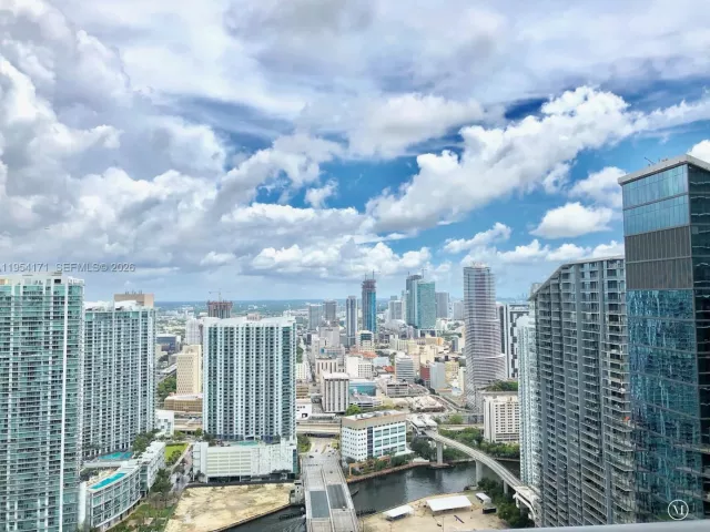 3-bedroom condo for rent in Miami - 45 SW 9th St LPH-4609 - MondialRealty
