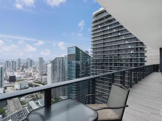 3-bedroom condo for rent in Miami - 45 SW 9th St LPH-4609 - MondialRealty