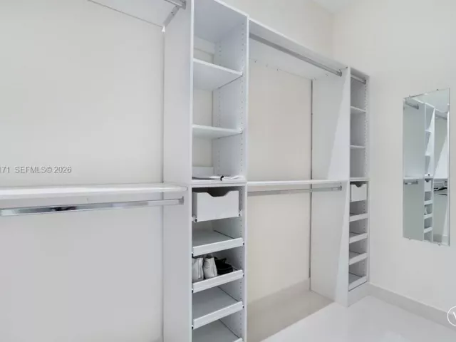 3-bedroom condo for rent in Miami - 45 SW 9th St LPH-4609 - MondialRealty