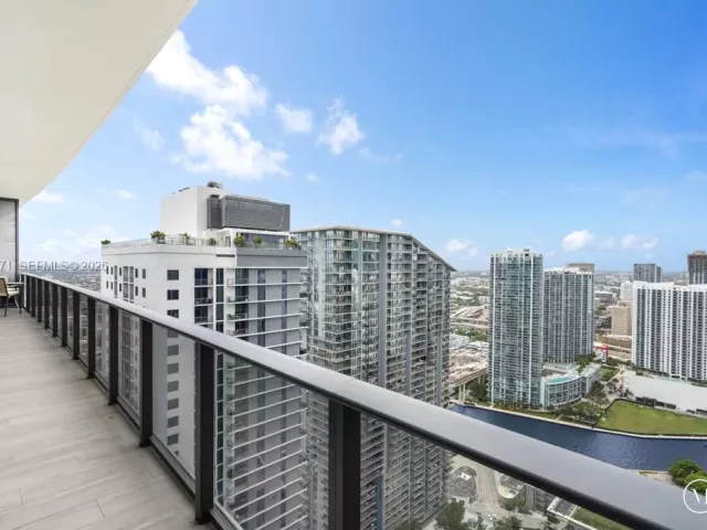 3-bedroom condo for rent in Miami - 45 SW 9th St LPH-4609 - MondialRealty
