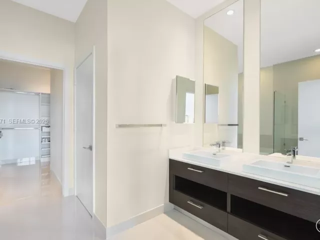 3-bedroom condo for rent in Miami - 45 SW 9th St LPH-4609 - MondialRealty