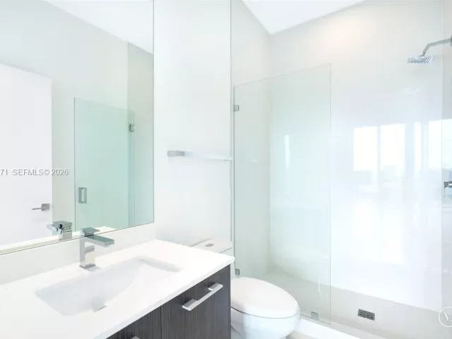 3-bedroom condo for rent in Miami - 45 SW 9th St LPH-4609 - MondialRealty