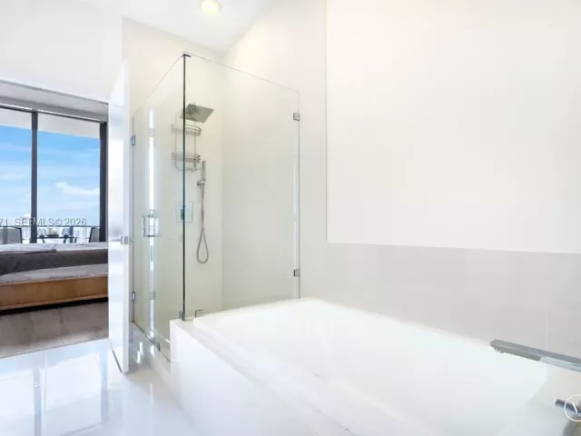 3-bedroom condo for rent in Miami - 45 SW 9th St LPH-4609 - MondialRealty