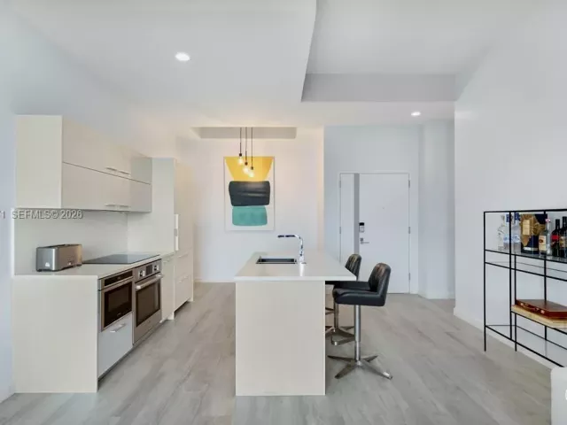 3-bedroom condo for rent in Miami - 45 SW 9th St LPH-4609 - MondialRealty