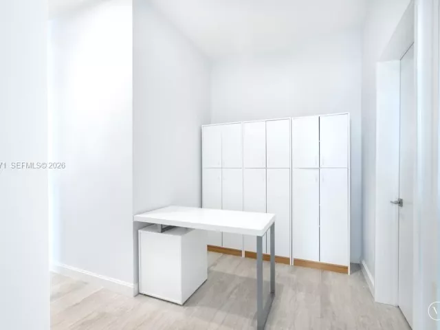 3-bedroom condo for rent in Miami - 45 SW 9th St LPH-4609 - MondialRealty