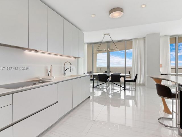 Apartment for rent  Unit #1402 - photo 7268860