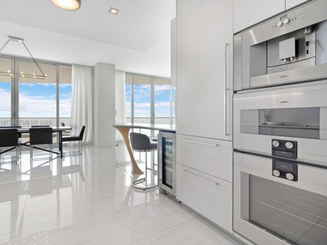 Apartment for rent  Unit #1402 - photo 7268870