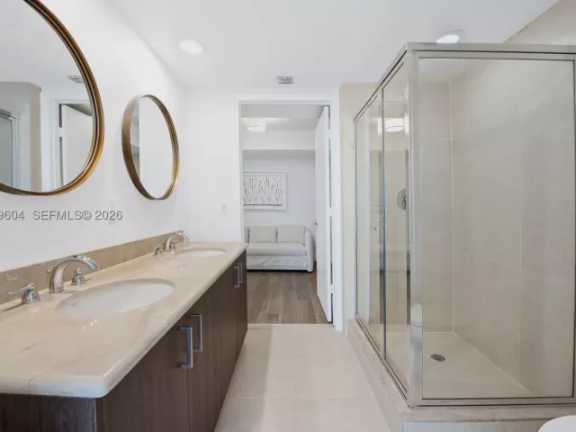2-bedroom condo for sale in Miami - 50 Biscayne Blvd 3904 - MondialRealty