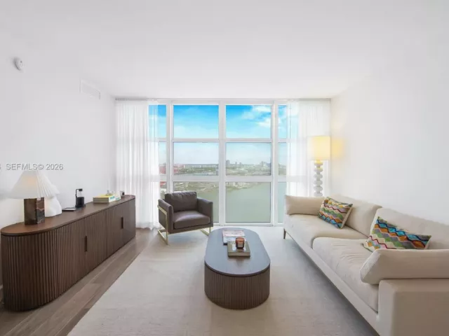 2-bedroom condo for sale in Miami - 50 Biscayne Blvd 3904 - MondialRealty