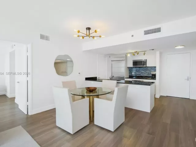 2-bedroom condo for sale in Miami - 50 Biscayne Blvd 3904 - MondialRealty