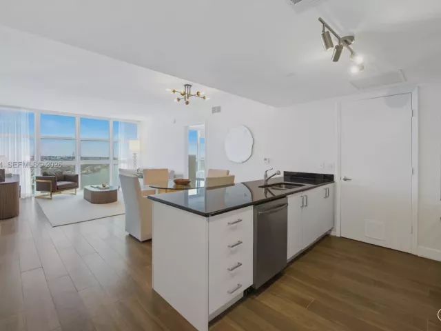 2-bedroom condo for sale in Miami - 50 Biscayne Blvd 3904 - MondialRealty