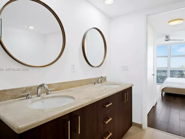 2-bedroom condo for sale in Miami - 50 Biscayne Blvd 3904 - MondialRealty