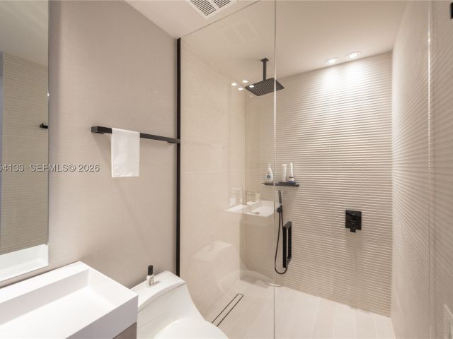 2-bedroom condo for rent in Key Biscayne - 251 Crandon Blvd 306 - MondialRealty