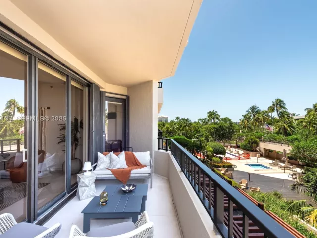 2-bedroom condo for rent in Key Biscayne - 251 Crandon Blvd 306 - MondialRealty