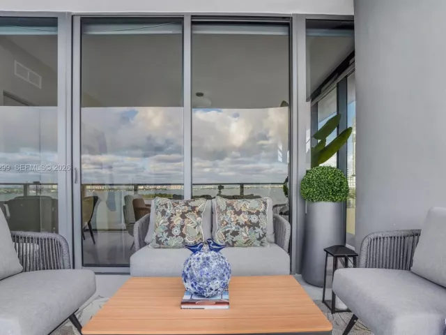 4-bedroom condo for sale in Miami - 700 NE 24th Street 901 - MondialRealty