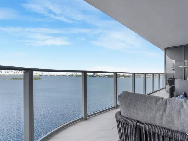 4-bedroom condo for sale in Miami - 700 NE 24th Street 901 - MondialRealty