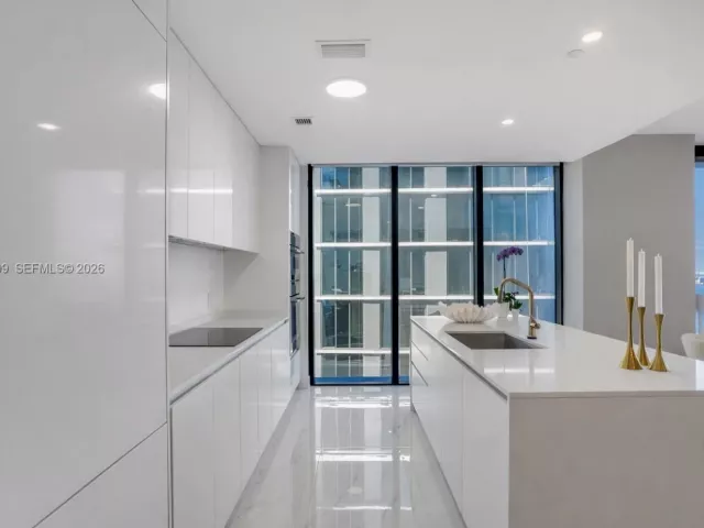4-bedroom condo for sale in Miami - 700 NE 24th Street 901 - MondialRealty