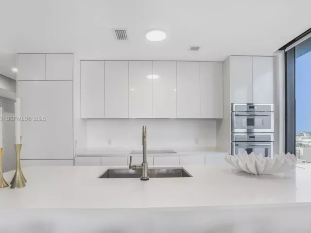 4-bedroom condo for sale in Miami - 700 NE 24th Street 901 - MondialRealty