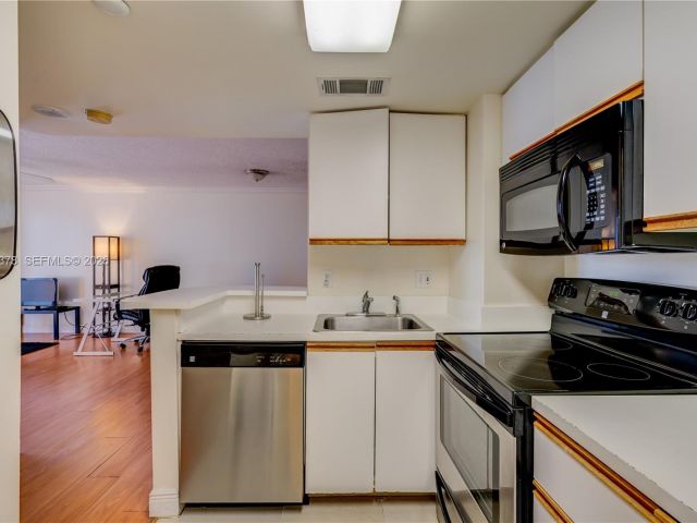 Apartment for rent  Unit #811 - photo 7431688