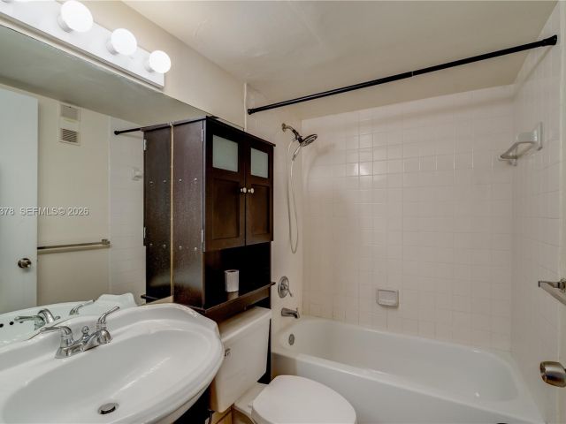 Apartment for rent  Unit #811 - photo 7431696