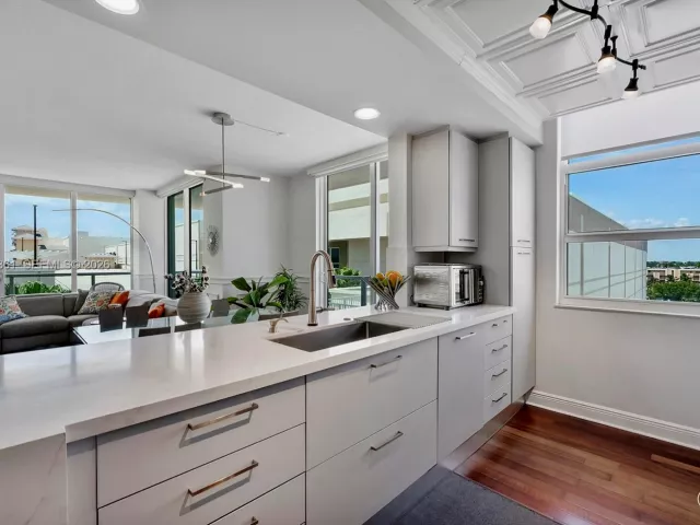 2-bedroom condo for sale in Fort Lauderdale - 1819 SE 17th St 604 - MondialRealty