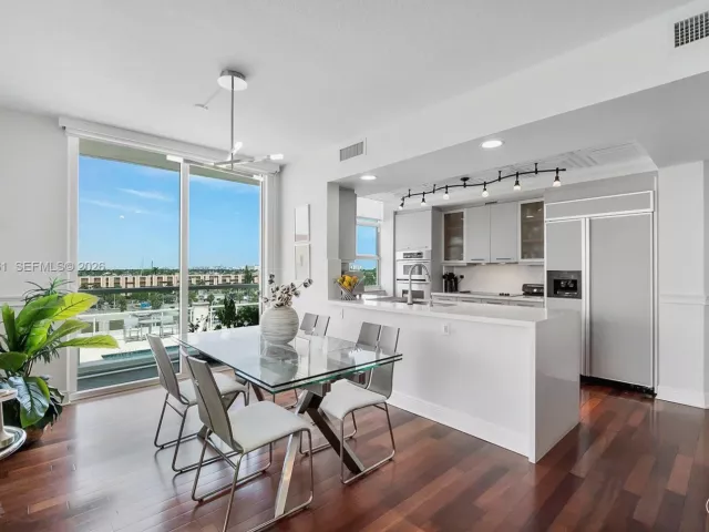 2-bedroom condo for sale in Fort Lauderdale - 1819 SE 17th St 604 - MondialRealty