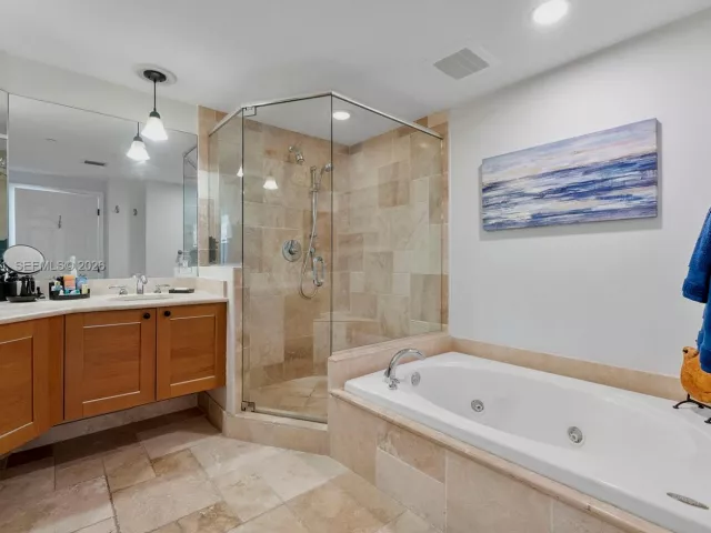 2-bedroom condo for sale in Fort Lauderdale - 1819 SE 17th St 604 - MondialRealty