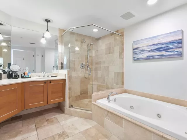 2-bedroom condo for sale in Fort Lauderdale - 1819 SE 17th St 604 - MondialRealty