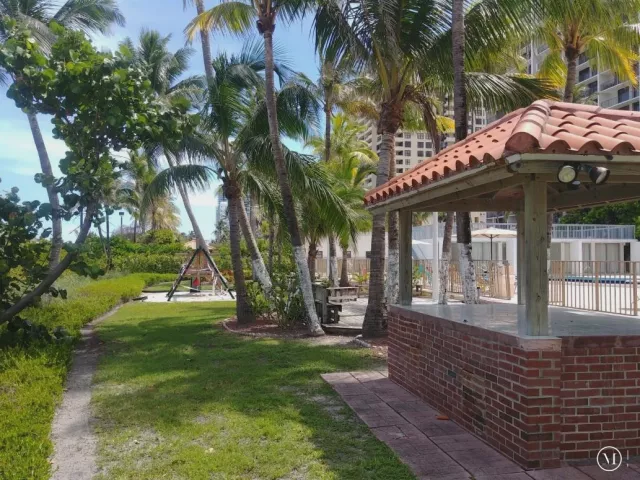 3-bedroom condo for sale in Miami Beach - 2655 Collins Avenue 602 - MondialRealty