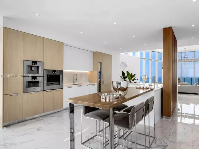 3-bedroom condo for rent in Sunny Isles Beach - 15701 Collins Ave 4701 - MondialRealty