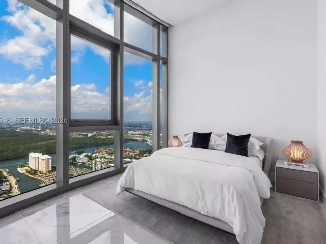 3-bedroom condo for rent in Sunny Isles Beach - 15701 Collins Ave 4701 - MondialRealty