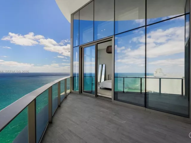 3-bedroom condo for rent in Sunny Isles Beach - 15701 Collins Ave 4701 - MondialRealty