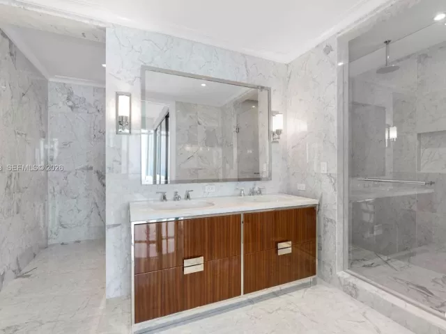 3-bedroom condo for rent in Sunny Isles Beach - 15701 Collins Ave 4701 - MondialRealty