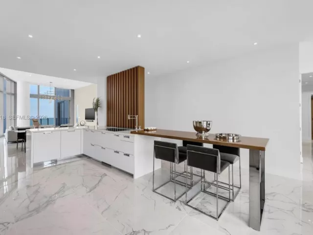 3-bedroom condo for rent in Sunny Isles Beach - 15701 Collins Ave 4701 - MondialRealty