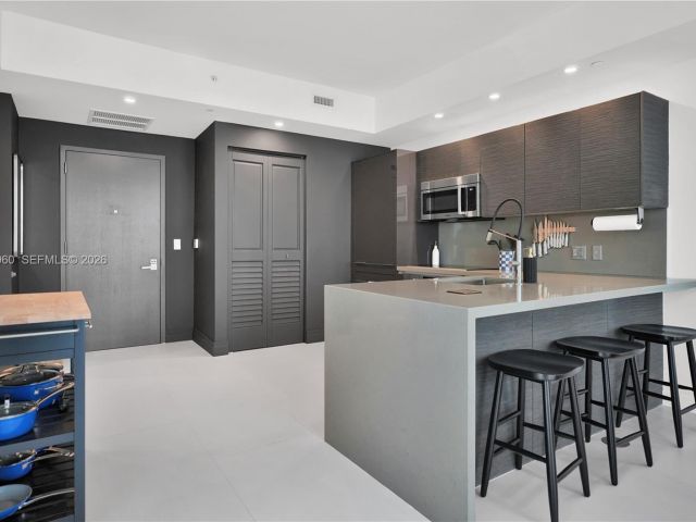 Apartment for rent  Unit #1802 - photo 7270364