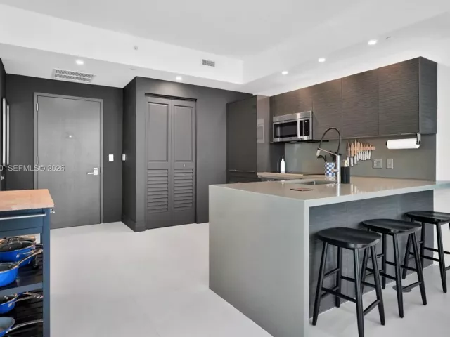 1-bedroom condo for rent in Miami - 1080 Brickell Ave 1802 - MondialRealty