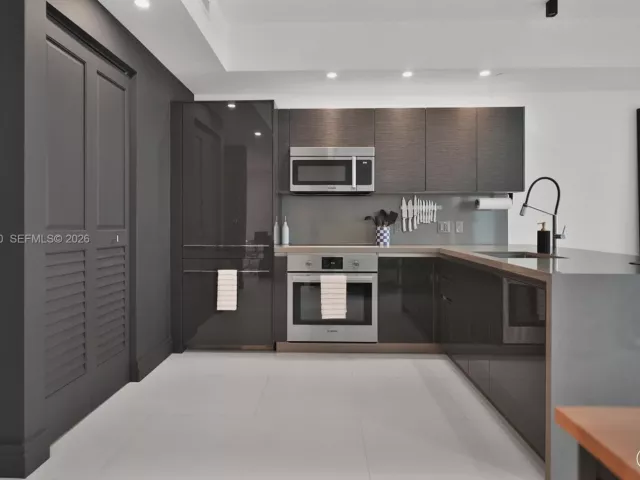 1-bedroom condo for rent in Miami - 1080 Brickell Ave 1802 - MondialRealty