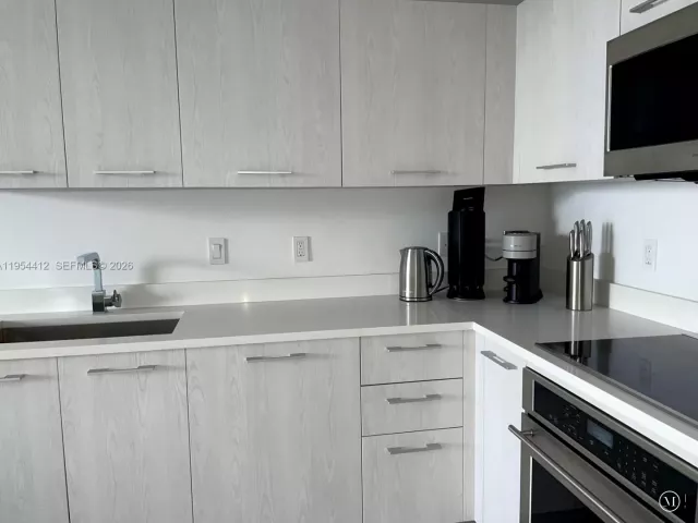 1-bedroom condo for rent in Miami - 45 SW 9th St 3910 - MondialRealty