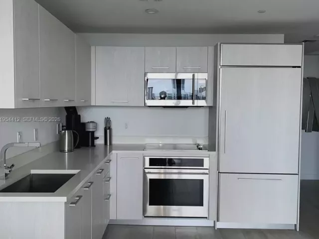 1-bedroom condo for rent in Miami - 45 SW 9th St 3910 - MondialRealty