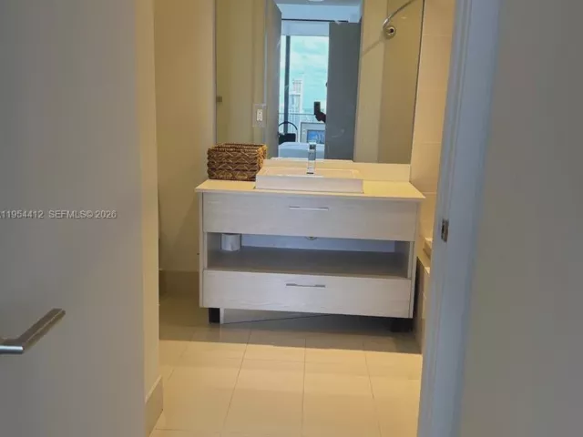 1-bedroom condo for rent in Miami - 45 SW 9th St 3910 - MondialRealty